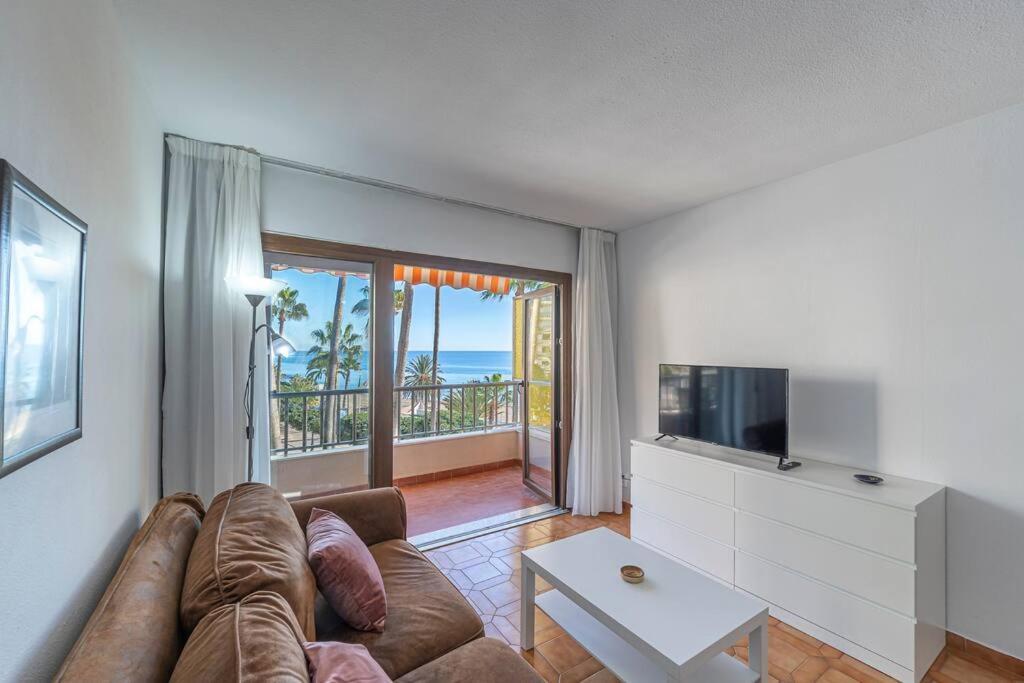 Apartamento Oceanfront Retreat: Your Serene Oasis By The Sea!